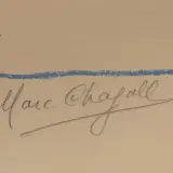 Signature manuscrite de Marc Chagall, artiste de renom, sur un fond beige avec des lignes bleues.