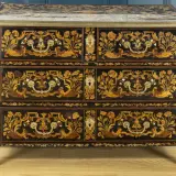 Commode ancienne ornée de marqueterie florale complexe et de pieds griffus. On dit que les meubles anciens ne valent plus rien, mais cette pièce est un chef-d'œuvre.