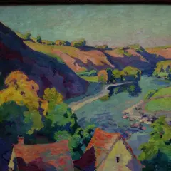 Paysage de rivière aux collines ondulantes et toits rouges, dans le style de Clémentine Ballot.
