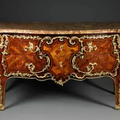 Commode Louis XV en marqueterie de bois précieux, ornée de bronzes dorés. Une estampille sur ces meubles anciens témoigne de son artisanat d'art.