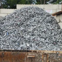 Vaste tas de régule broyé, prêt pour le recyclage. Le prix du régule au kilo fluctue selon la demande.