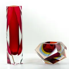 Deux vases en verre, un haut et rouge, l'autre facetté aux couleurs vives, signés Flavio Poli.