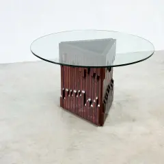 Table basse design en bois sculpté et verre, style Luciano Frigerio, avec un pied triangulaire unique.