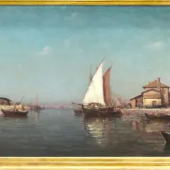 Un port paisible baigné de soleil, avec des voiliers et des maisons côtières. Une œuvre de Malfroy, peintre de talent.