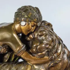 Sculpture art déco d'une femme et d'un lion, pour comment reconnaître un vrai Chiparus, observez la finesse des détails et l'émotion.