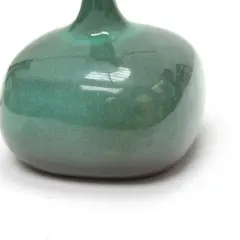 Base d'une lampe en céramique verte, œuvre de Jacques et Dani Ruelland, avec un fil électrique torsadé.