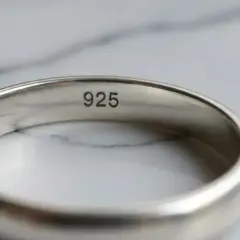 Bague en argent avec le poinçon "925", une indication clé pour comment reconnaitre de l'argent sterling.