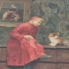 Un jeune chanoine moreau, en robe rouge, observe un chaton joueur. Derrière lui, un tableau représente une scène biblique.