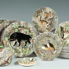 Assiette en faïence de Gien ancienne décorée de scènes de chasse : sanglier, lièvres, canards.