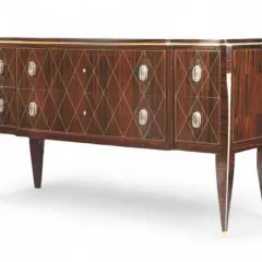 Commode Art Déco en palissandre, signée Jacques Émile Ruhlmann, avec incrustations géométriques dorées et poignées ovales.