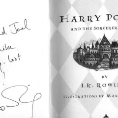 Livre Harry Potter dédicacé à Ruth et Joel, soulignant la valeur sentimentale d'un livre dédicacé. L'inscription fait référence à leur ressemblance avec les cousins de Harry.
