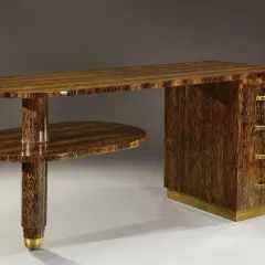 Bureau Art Déco en palissandre, design René Prou, avec ses lignes courbes et ses poignées en laiton.