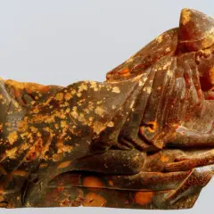 Sculpture antique en ambre, représentant des figures humaines entrelacées. Le prix de l'ambre pour de telles pièces est souvent élevé.