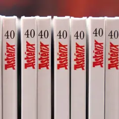 Rangée de livres Astérix blancs avec le numéro 40 et le nom "Astérix" en rouge.