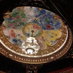 Le plafond de l'Opéra Garnier, orné des œuvres d'art de Marc Chagall, est illuminé par un lustre majestueux.