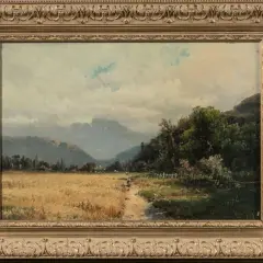 Paysage champêtre avec un champ de blé doré, des montagnes en arrière-plan, et des figures humaines. Une œuvre du peintre Godchaux.