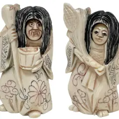 Deux netsuke en ivoire, l'un tenant un seau, l'autre une botte de riz. Estimation de ces pièces d'art.