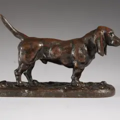 Sculpture en bronze d'un chien basset hound, œuvre du sculpteur Barye, avec sa signature discrète.