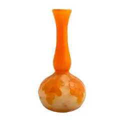 Un vase en verre orange et blanc, orné de motifs floraux délicats, un véritable verre français signature.