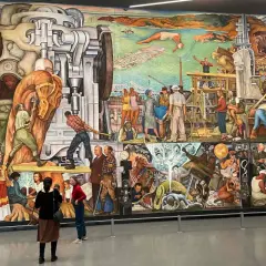 La fresque monumentale "Man at the Crossroads" de Diego Rivera, une peinture célébrant l'industrie et le progrès, avec des scènes de travail et de vie.