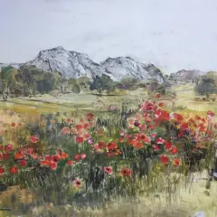Champ de coquelicots éclatants sous un ciel gris, avec des montagnes rocheuses en arrière-plan. Une œuvre de Michel Jouenne.