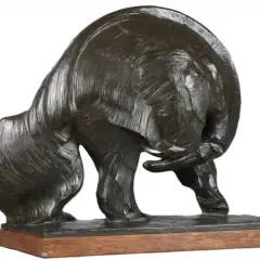 Sculpture en bronze d'un ours se grattant, œuvre témoignant du savoir-faire des fondeurs de bronze.