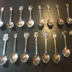 Collection de petites cuillères ornées de blasons et de couronnes, témoignant de la valeur des petites cuillères de collection.