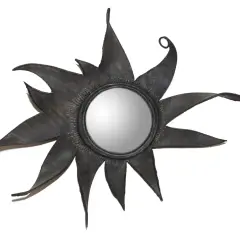 Miroir soleil en métal noir, aux rayons stylisés et pointus, rappelant l'éclat d'une étoile. Un design audacieux, digne d'une ligne Vautrin.