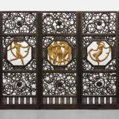 Porte monumentale en fer forgé, signature Edgar Brandt. Trois panneaux ornés de figures nues et de motifs circulaires complexes.