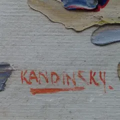Signature Kandinsky en rouge sur une toile texturée, entourée de touches de peinture abstraite bleue, beige et rouge.