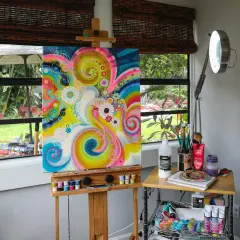 Tableau coloré sur chevalet, prêt à être vendu. L'artiste a tout le matériel pour comment vendre un tableau.