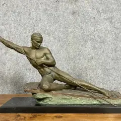 Sculpture en bronze ou régule d'un athlète lançant un javelot, posé sur un rocher.