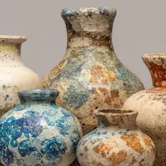 Cinq vases en céramique aux textures riches et aux couleurs terreuses, des pièces recherchées de Vallauris.