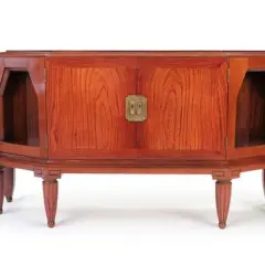 Meuble bas en bois verni, style Art Déco, avec poignée en laiton. Une pièce signée Louis Sognot, parfaite pour un intérieur élégant.