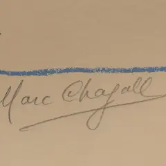 Signature manuscrite de Marc Chagall, artiste de renom, sur un fond beige avec des lignes bleues.
