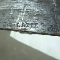 Estampille "J.F. LAPIE" sur un meuble ancien. Une liste d'estampilles de meubles peut révéler l'origine et l'artisan.