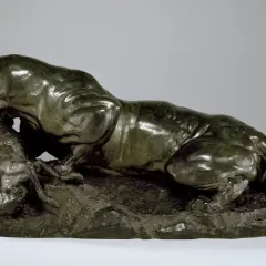Panthère en bronze, figée dans une posture de chasse. Le bronze est il lourd, mais la sculpture dégage une impression de puissance et de grâce féline.