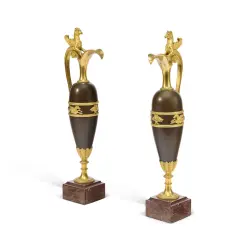 Paire de vases en bronze et or, style Empire, avec griffons et frises animalières.