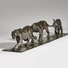 Sculpture en bronze de trois panthères en mouvement, évoquant la puissance et l'élégance. Le **Rembrandt Bugatti prix** de cette œuvre d'art est souvent élevé.