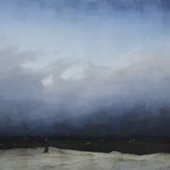 Une figure solitaire contemple la mer agitée sous un ciel menaçant, une scène typique des œuvres d'art de Caspar David Friedrich.