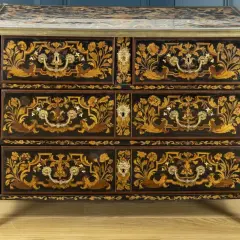 Commode ancienne ornée de marqueterie florale complexe et de pieds griffus. On dit que les meubles anciens ne valent plus rien, mais cette pièce est un chef-d'œuvre.
