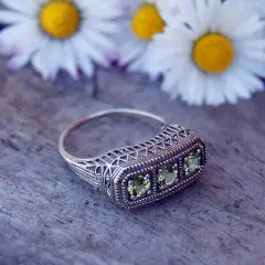 Bague ancienne en argent avec trois pierres vertes, ornée de dentelle filigrane. Une pièce parfaite pour une estimation bague ancienne.
