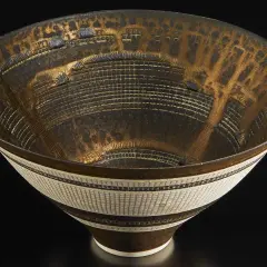 Bol en céramique aux motifs complexes, signature Lucie Rie. Le travail de la matière et les détails dorés évoquent une architecture miniature.