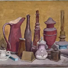 Nature morte de Morandi peintre : cruche rouge, bouteilles, pots et bougeoirs sur fond ocre.