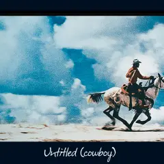 Un cowboy au chapeau monte un cheval blanc au galop sous un ciel bleu et nuageux, une œuvre emblématique de Richard Prince.