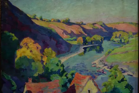 Paysage de rivière aux collines ondulantes et toits rouges, dans le style de Clémentine Ballot.