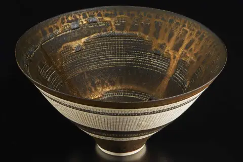 Bol en céramique aux motifs complexes, signature Lucie Rie. Le travail de la matière et les détails dorés évoquent une architecture miniature.