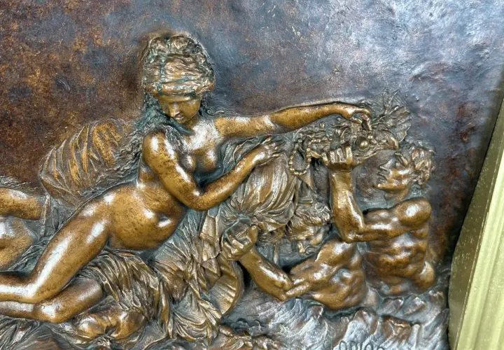 Bas-relief en bronze, une femme et des enfants dans l'eau, signature CLODION.