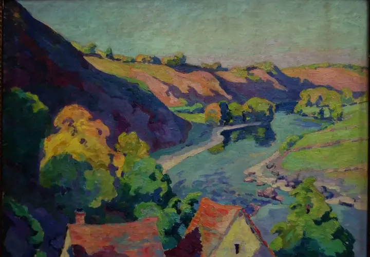 Paysage de rivière aux collines ondulantes et toits rouges, dans le style de Clémentine Ballot.