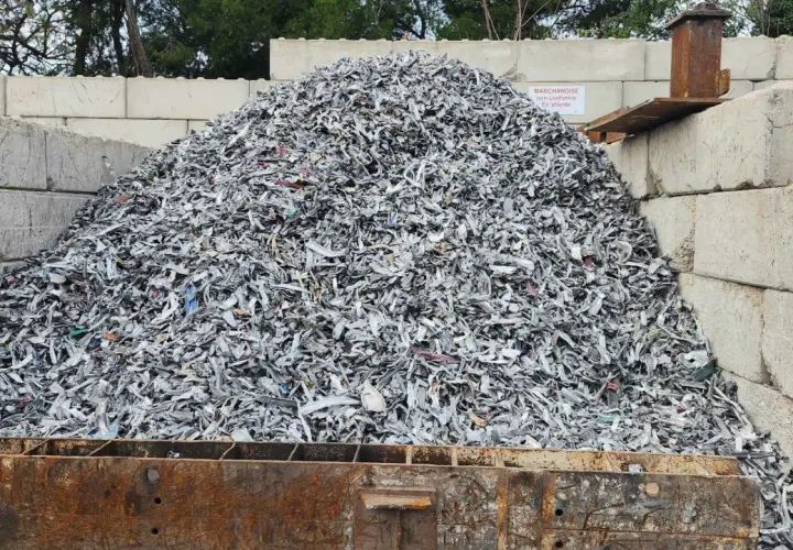 Vaste tas de régule broyé, prêt pour le recyclage. Le prix du régule au kilo fluctue selon la demande.